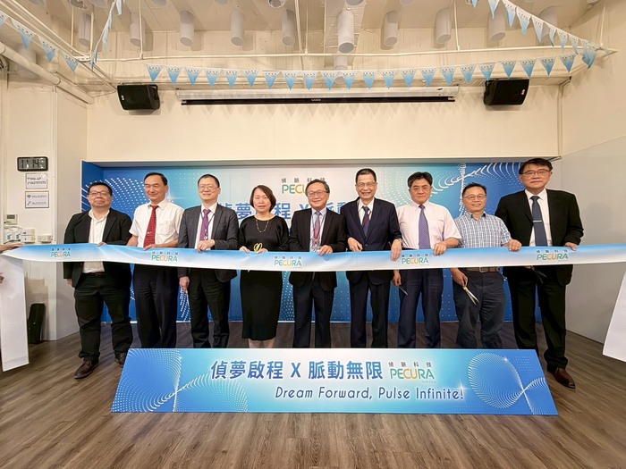 偵脈科技研發總部剪綵貴賓 偵脈科技葉明龍創辦人(中)、偵脈科技李良相董事長(右四)、 成功大學張始偉副校長(右三)、 國科會南部科學園區管理局鄭秀絨局長(左四)、 成大醫學院心臟血管內科詹世鴻醫師 (右一)、 成大醫院李經維院長(左二)、 成大前瞻醫材科技中心蘇芳慶主任(左二)、 成大工學院詹錢登院長(右二)、 成大產創總中心黃良銘主任(左一)圖片