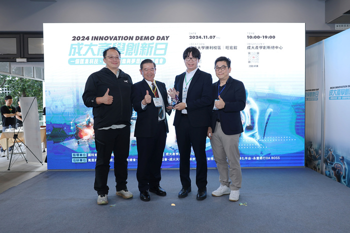 「2024 新創募資 Demo Pitch」活動現場合影(左起):鳳凰新創平台導師林紀甫、佳世達科技董事長陳其宏、擎壤科技執行長陳恒燈、鳳凰新創平台導師阮震宇。圖片