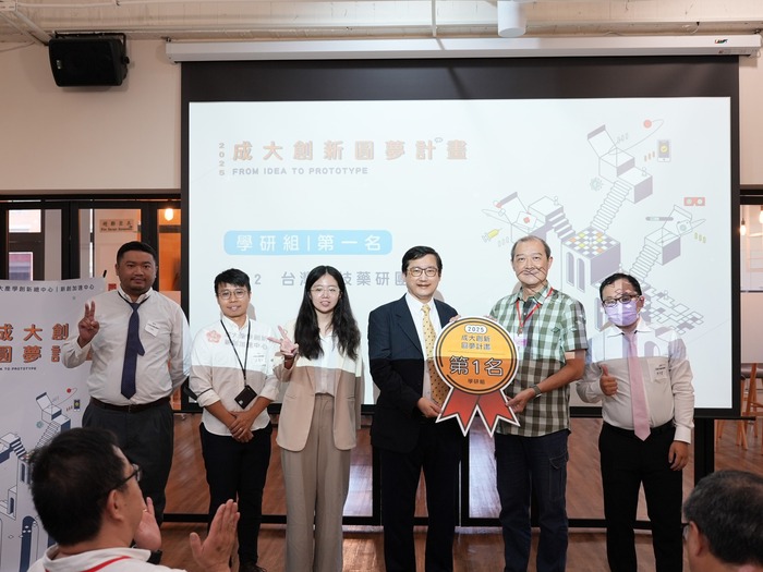 鳳凰新創平台共同發起人暨召集人葉啓信擔任頒獎嘉賓,於頒獎典禮中頒發學研組第一名,與獲獎團隊「台灣生技藥研團隊」合影留念,鼓勵持續實踐創新夢想。圖片